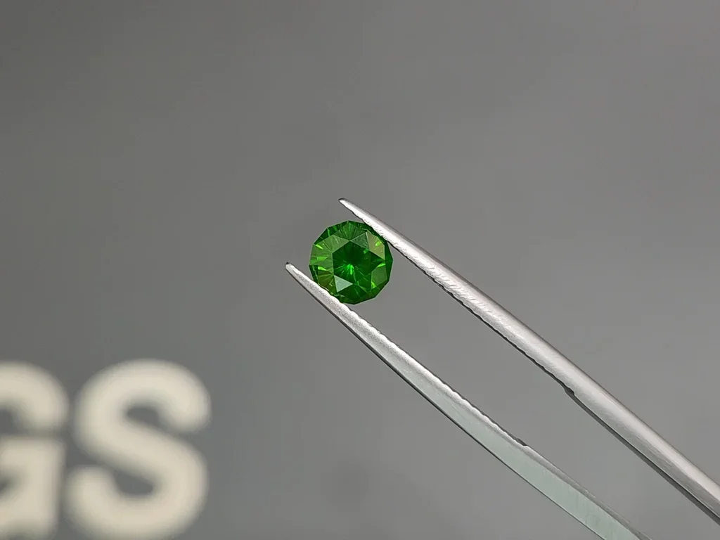 Uraler Demantoid 0,88 Karat in einem nicht standardmäßigen Schliff Image №3