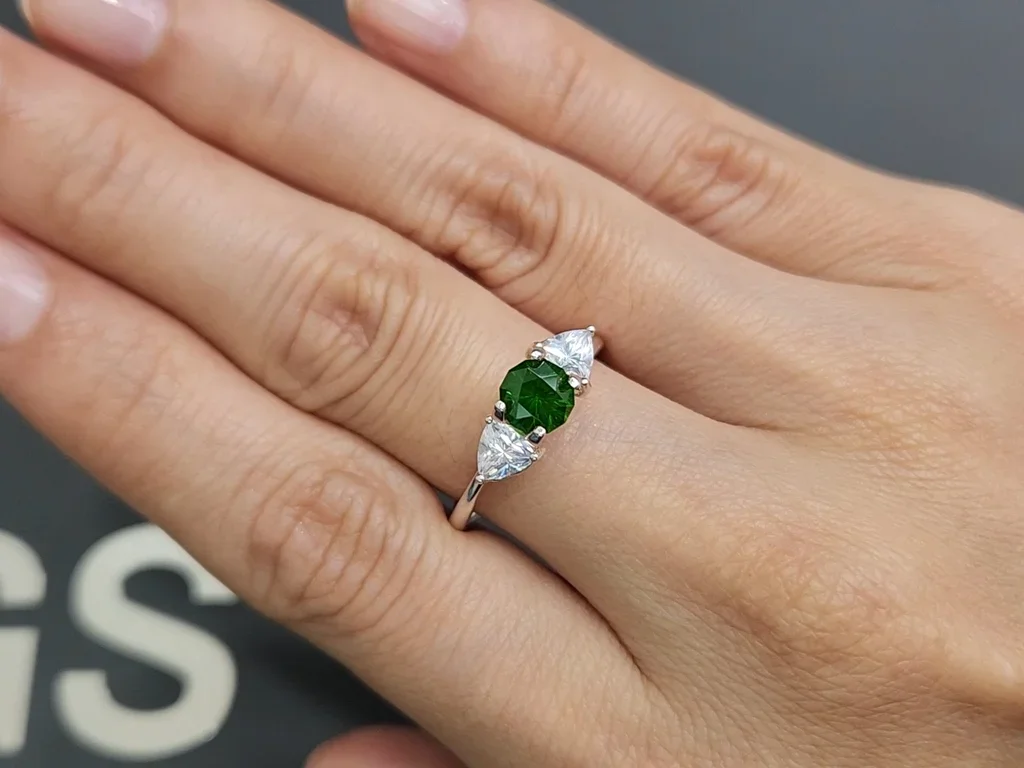 Uraler Demantoid 0,88 Karat in einem nicht standardmäßigen Schliff Image №5