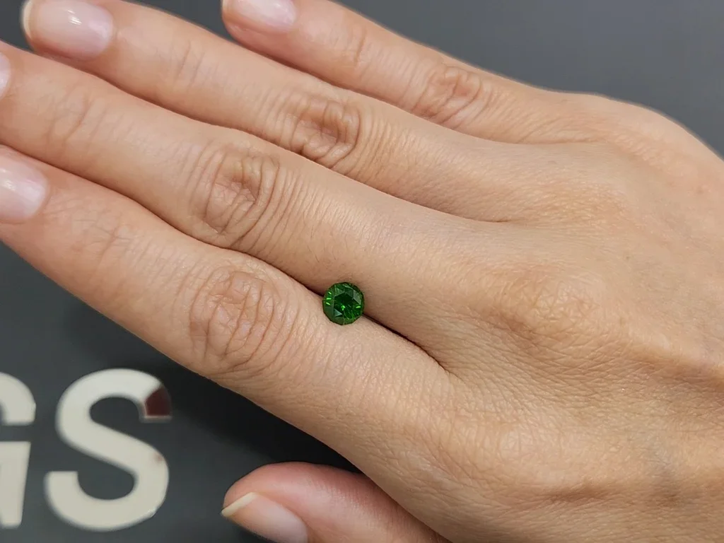 Uraler Demantoid 0,88 Karat in einem nicht standardmäßigen Schliff Image №2