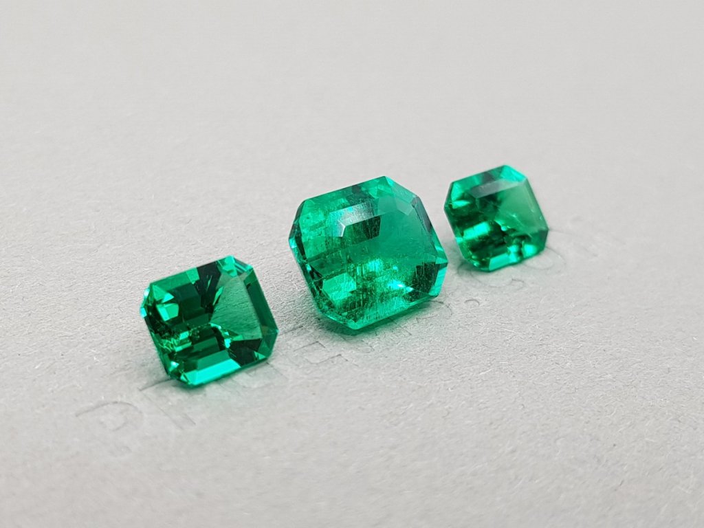 Set of Colombian vivid green emeralds 5.68 ct, GRS Image №2