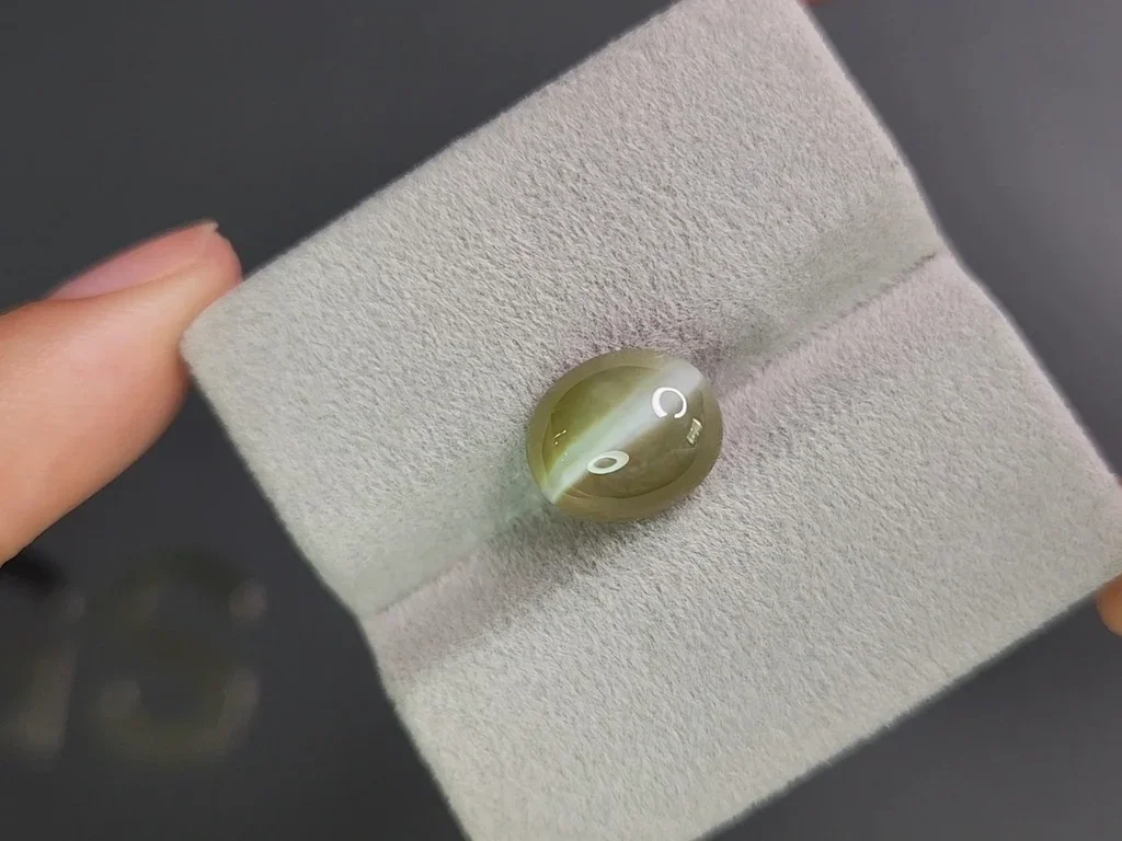 Cat's eye chrysoberyl in cabochon cut 7.75 carats, Sri Lanka Image №4