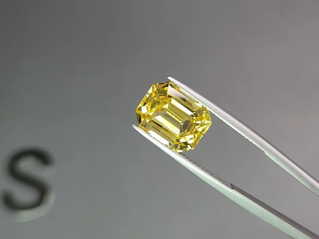 Untreated Golden yellow sapphire in octagon cut 8.48 carats, Sri Lanka Image №3