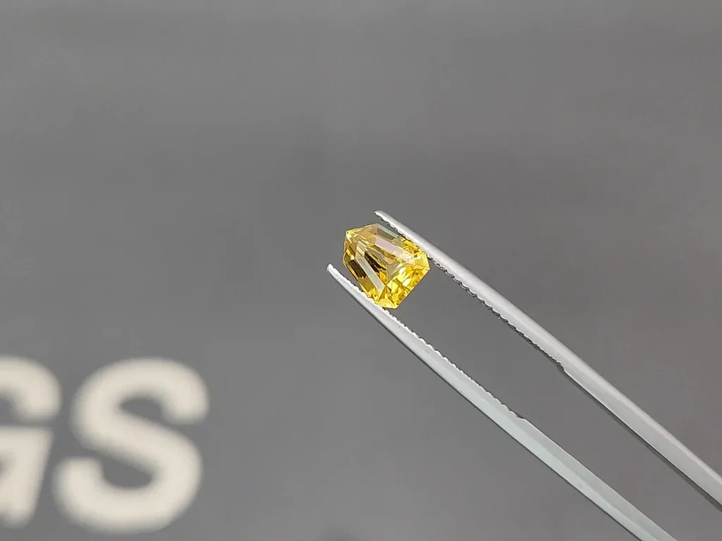 Zafiro amarillo intenso de talla elegante de 1,58 carats, Sri Lanka  Image №3