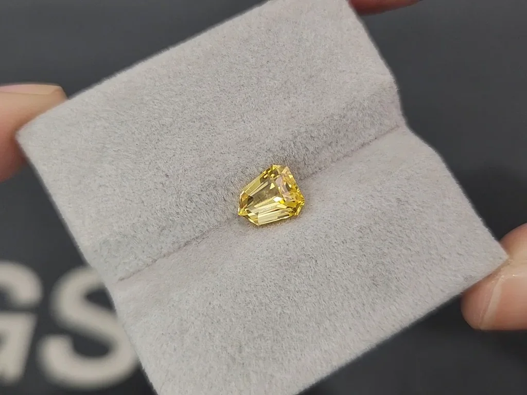 Zafiro amarillo intenso de talla elegante de 1,58 carats, Sri Lanka  Image №4