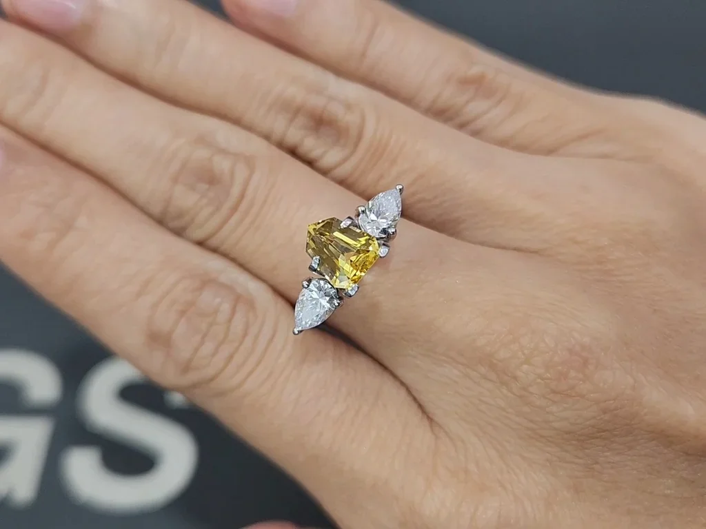 Zafiro amarillo intenso de talla elegante de 1,58 carats, Sri Lanka  Image №5