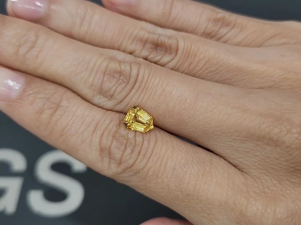 Zafiro amarillo intenso de talla elegante de 1,58 carats, Sri Lanka  Image №2
