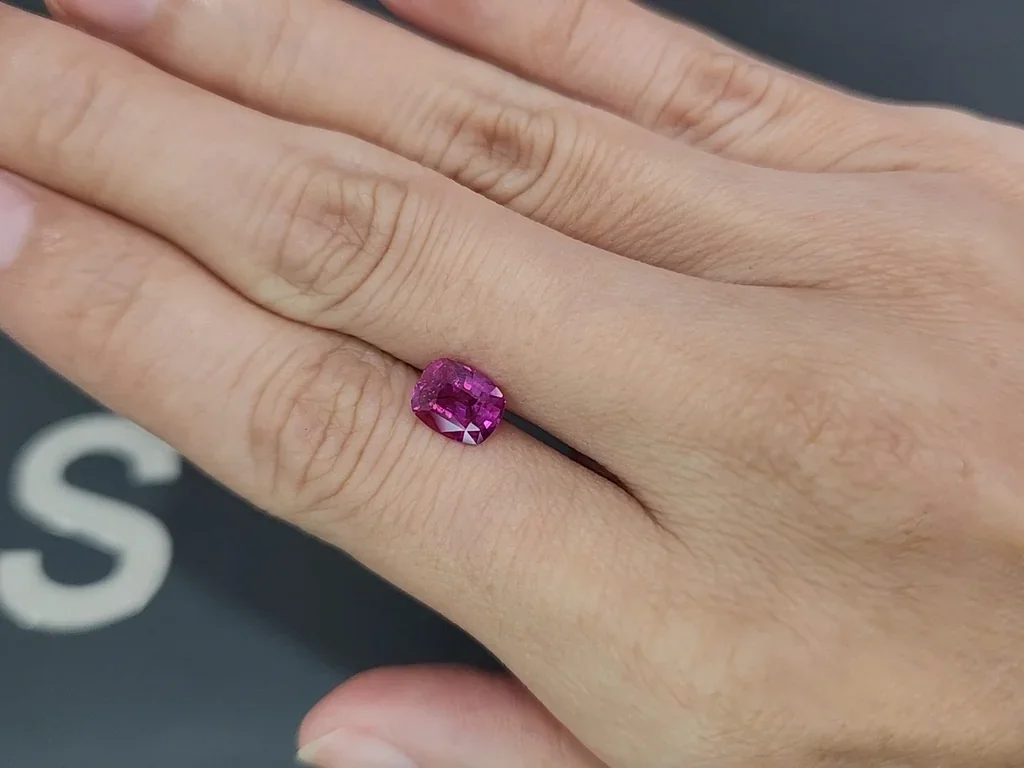 Zafiro rosa de talla cojín sin calentar de 1,52 carats, Madagascar Image №2