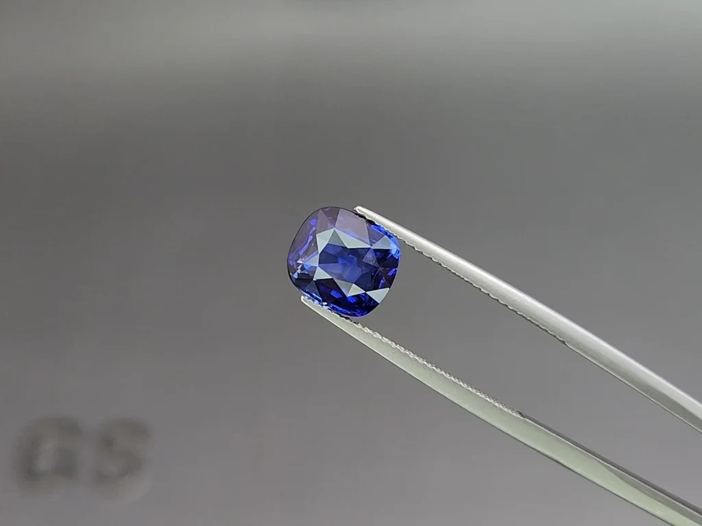 Sapphire Royal Blue cushion cut 4.05 carats, Sri Lanka  Image №3
