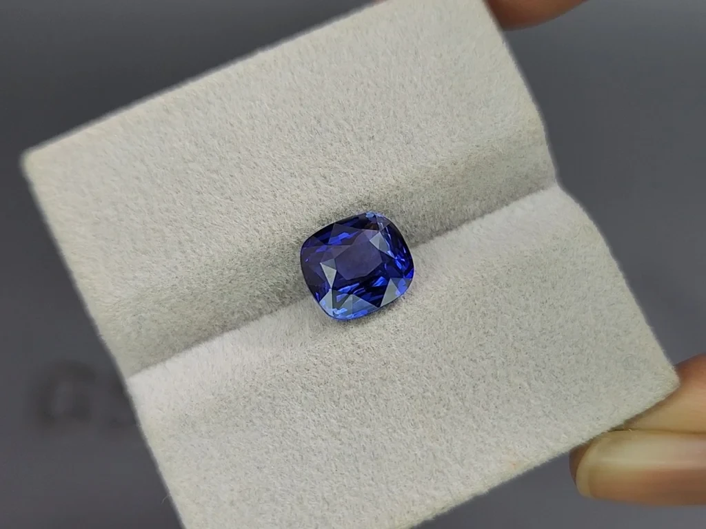 Sapphire Royal Blue cushion cut 4.05 carats, Sri Lanka  Image №4