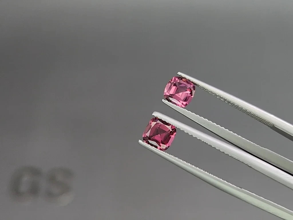 Paar rhodolith granate, kissenförmig geschliffene 1,82 karat, Madagaskar Image №3