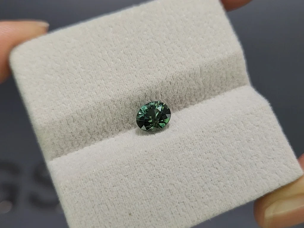 Saphir non chauffé de couleur bleu sarcelle, taille ovale 1,30 carat, Madagascar Image №4