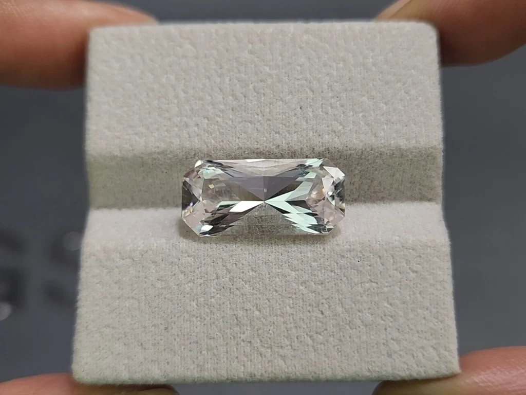 Kunzite light green radiant cut 8.88 carats, Pakistan Image №4