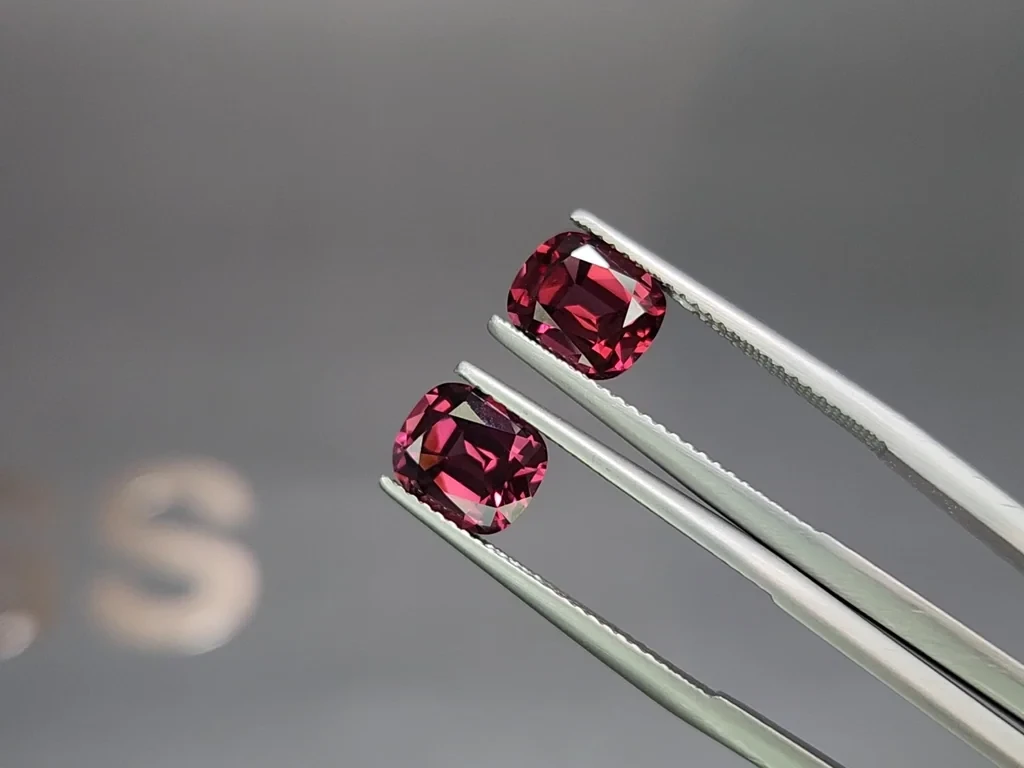 Pair of rhodolite garnets cushion cut 4.28 carats, Madagascar Image №3