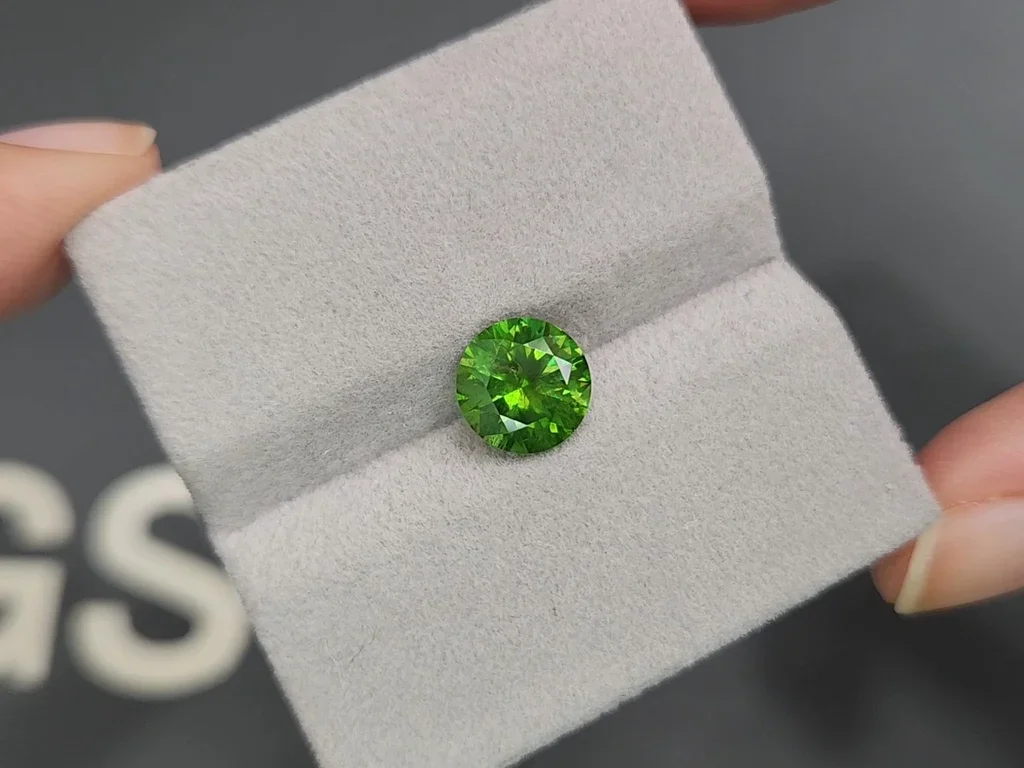 Démantoïde brillant 2,63 ct, Ural Image №4