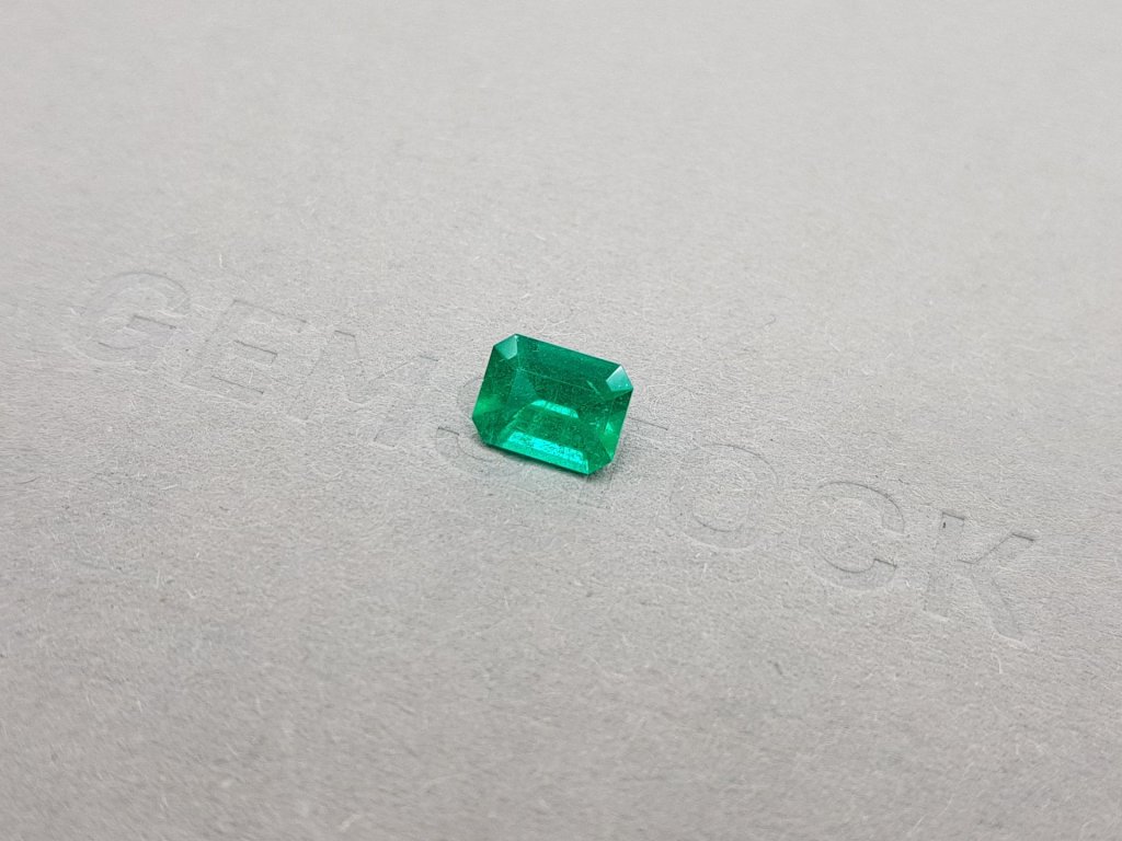 Colombian Vivid Green emerald octagon cut 0.99 ct Image №2