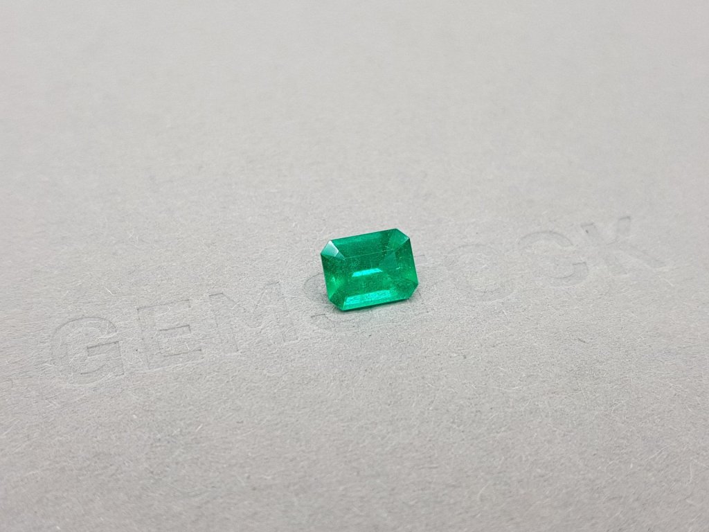 Colombian Vivid Green emerald octagon cut 0.99 ct Image №3