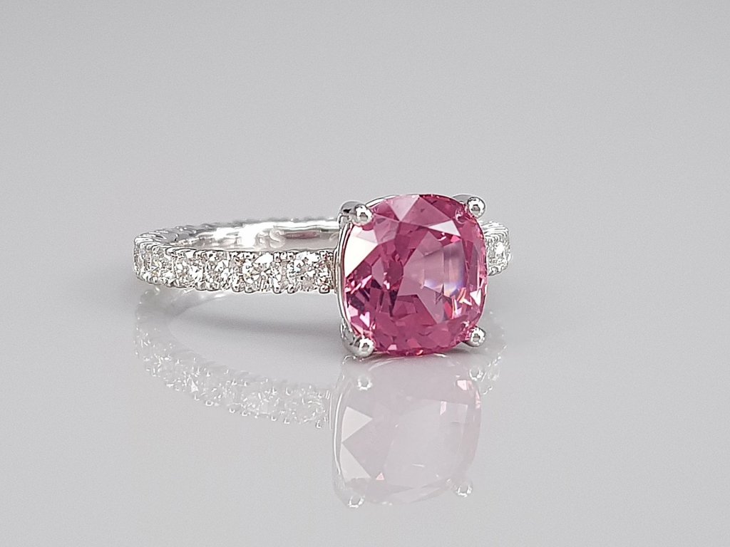 Bague avec spinelle rose de 2,61 carats et diamants en or blanc 18 carats Image №2