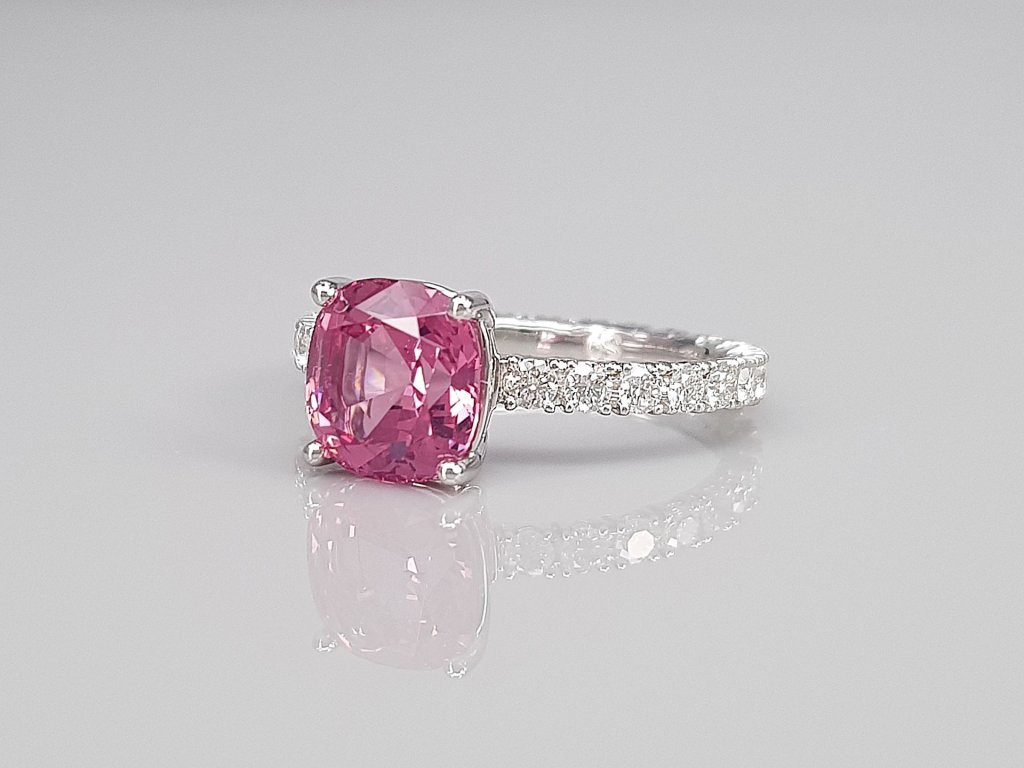 Ring mit 2,61 Karat rosa Spinell und Diamanten in 18 Karat Weißgold Image №3