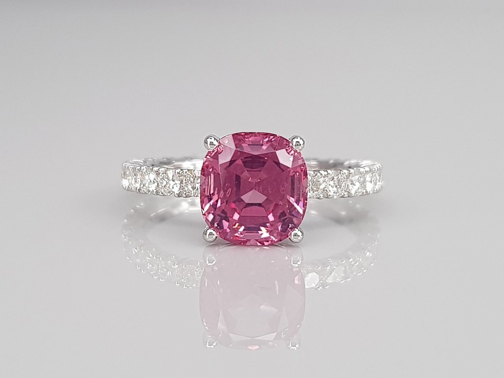 Bague avec spinelle rose de 2,61 carats et diamants en or blanc 18 carats Image №1