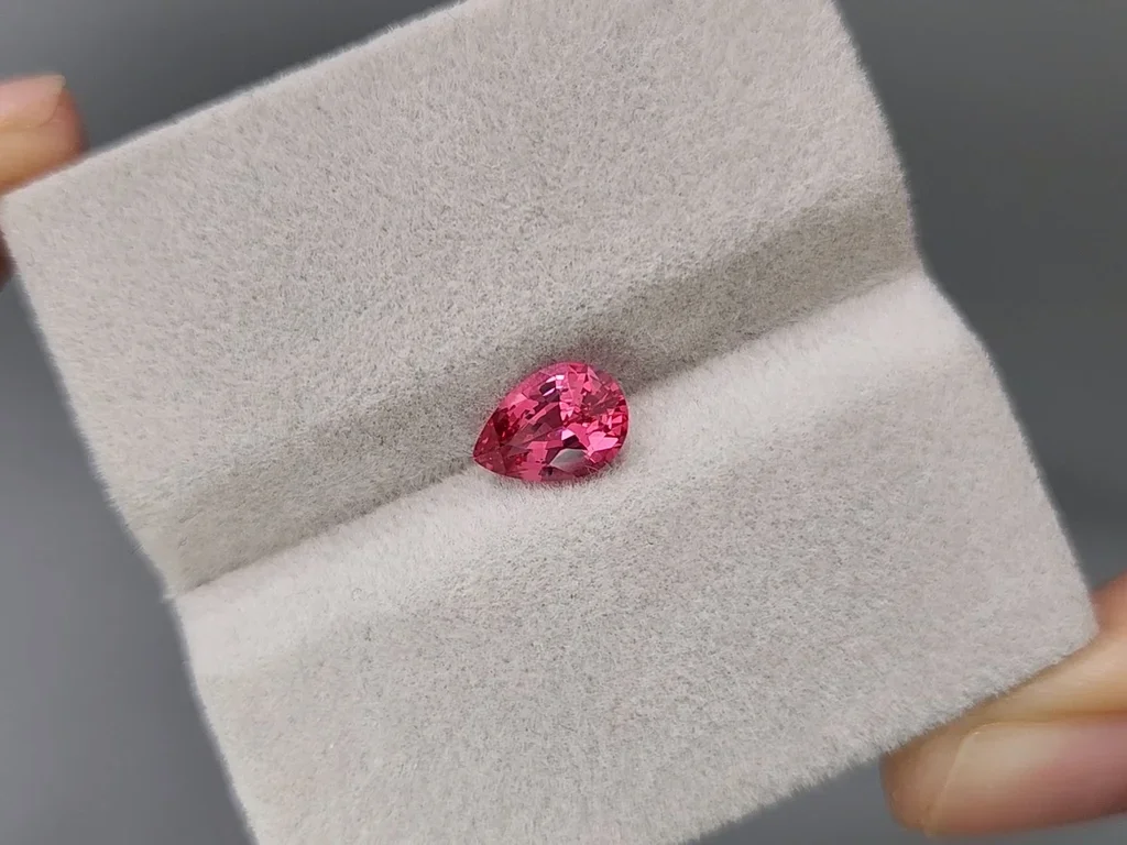 Vibrant pink pear-cut Mahenge spinel 1.15 carats, Tanzania Image №2