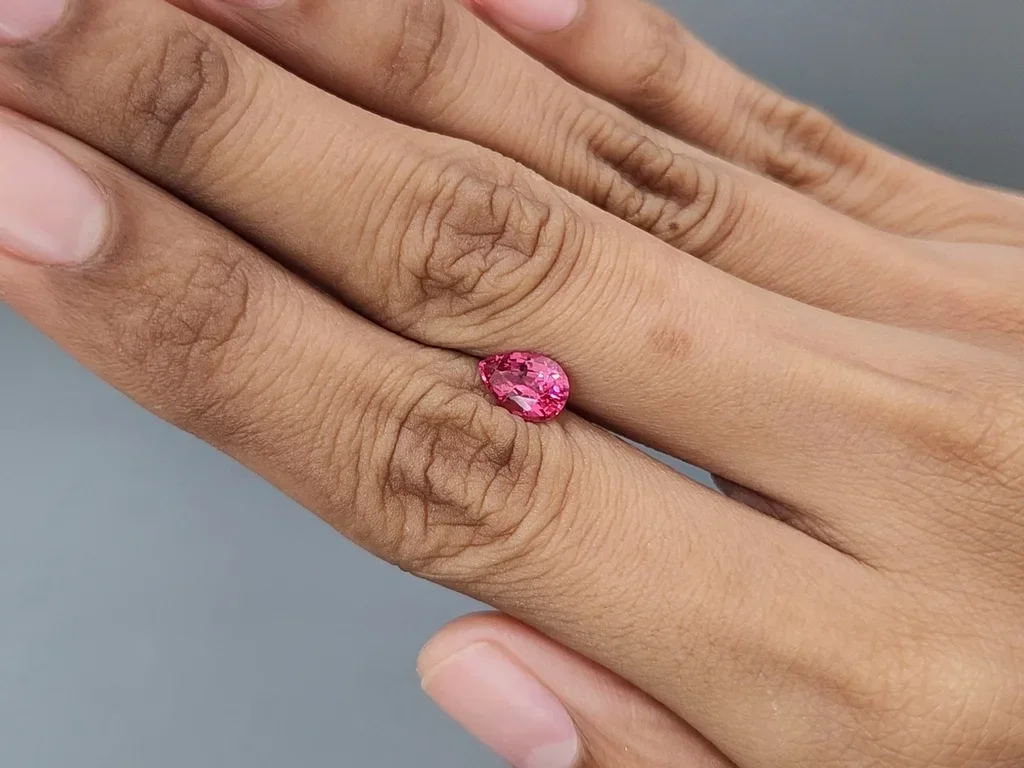 Vibrant pink pear-cut Mahenge spinel 1.15 carats, Tanzania Image №3