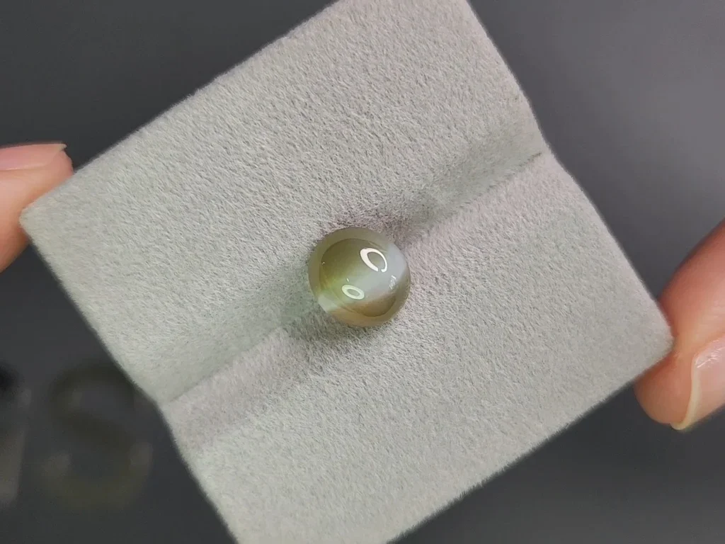 Cat's eye chrysoberyl in cabochon cut 4.25 carats, Sri Lanka Image №4