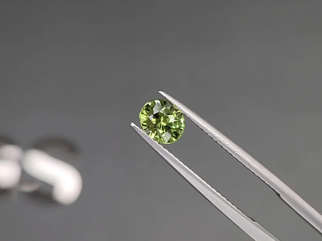 Gelbgrüner tsavorit-granat, ovaler schliff 1,17 karat, Tansania Image №3