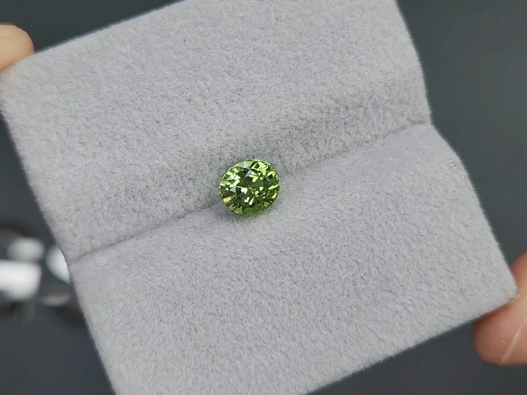 Gelbgrüner tsavorit-granat, ovaler schliff 1,17 karat, Tansania Image №4