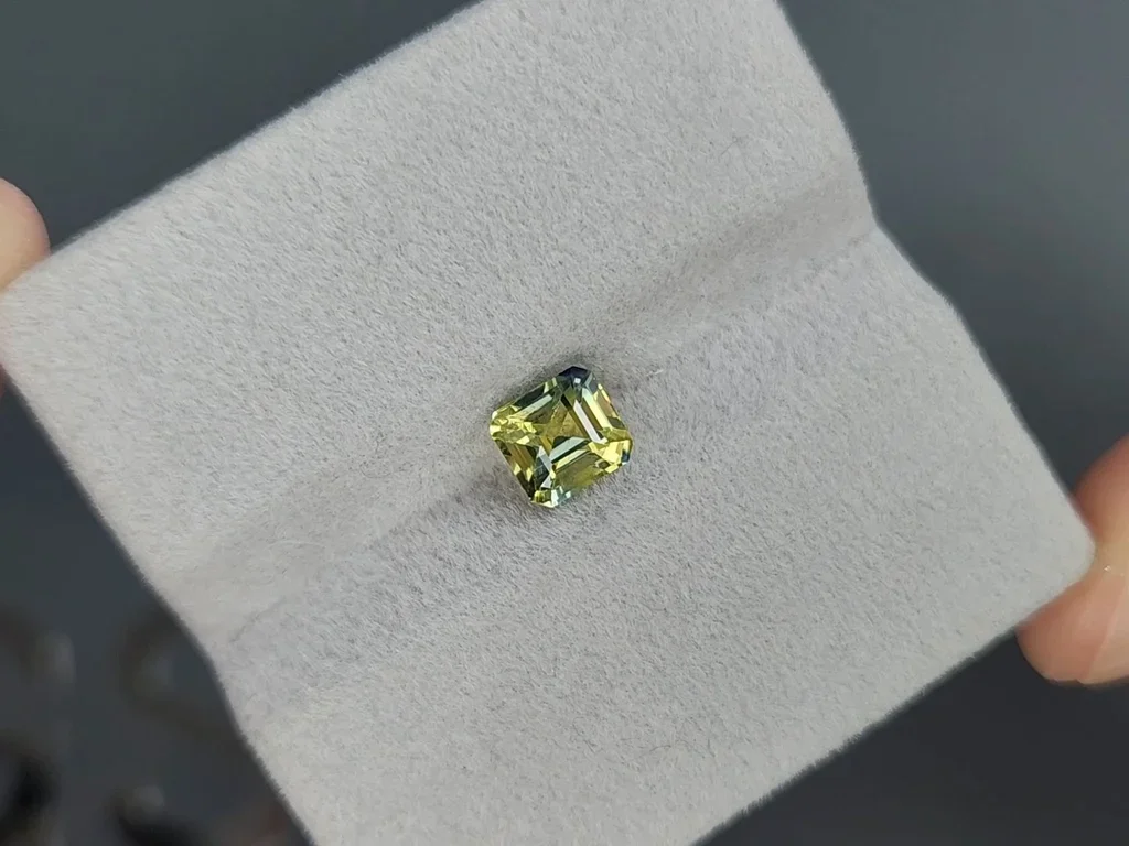 Unheated Bi-color asscher-cut sapphire 1.55 carats, Madagascar Image №4