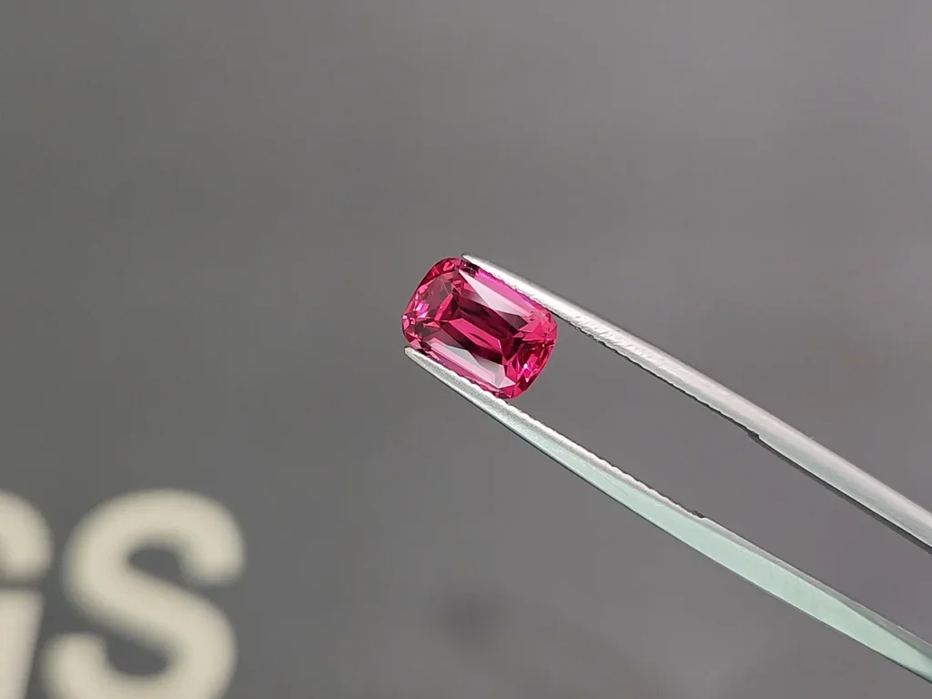 Spinel Mahenge Vibrant pink red cushion cut 2.97 carats, Tanzania   Image №3