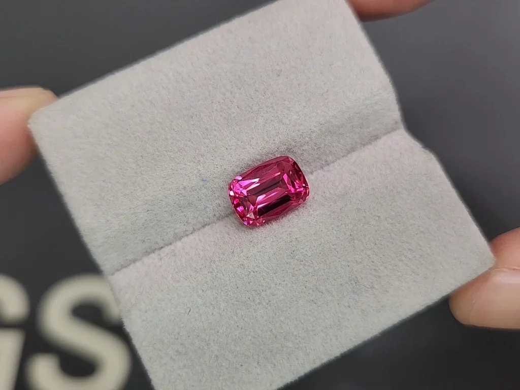 Spinel Mahenge Vibrant pink red cushion cut 2.97 carats, Tanzania   Image №4