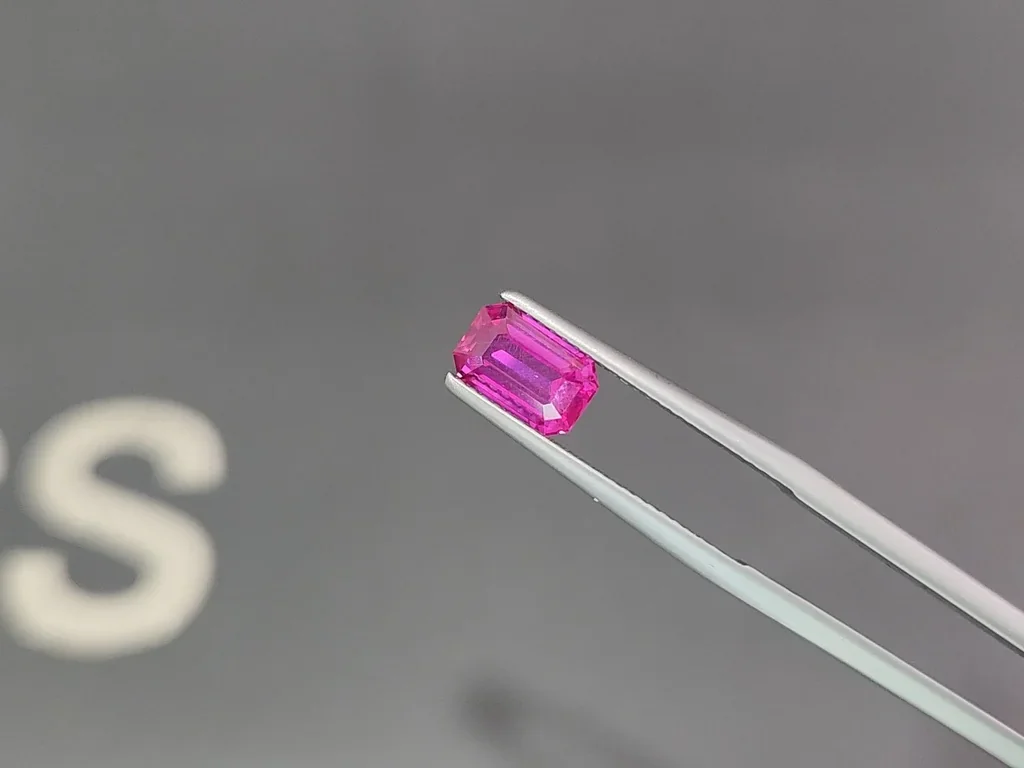 Unheated sapphire Vivid Pink octagon cut 2.02 carats, Madagascar Image №3