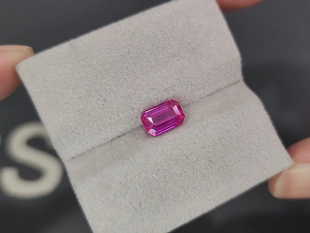 Unheated sapphire Vivid Pink octagon cut 2.02 carats, Madagascar Image №4