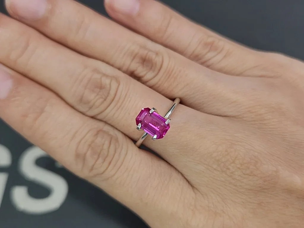Unheated sapphire Vivid Pink octagon cut 2.02 carats, Madagascar Image №5