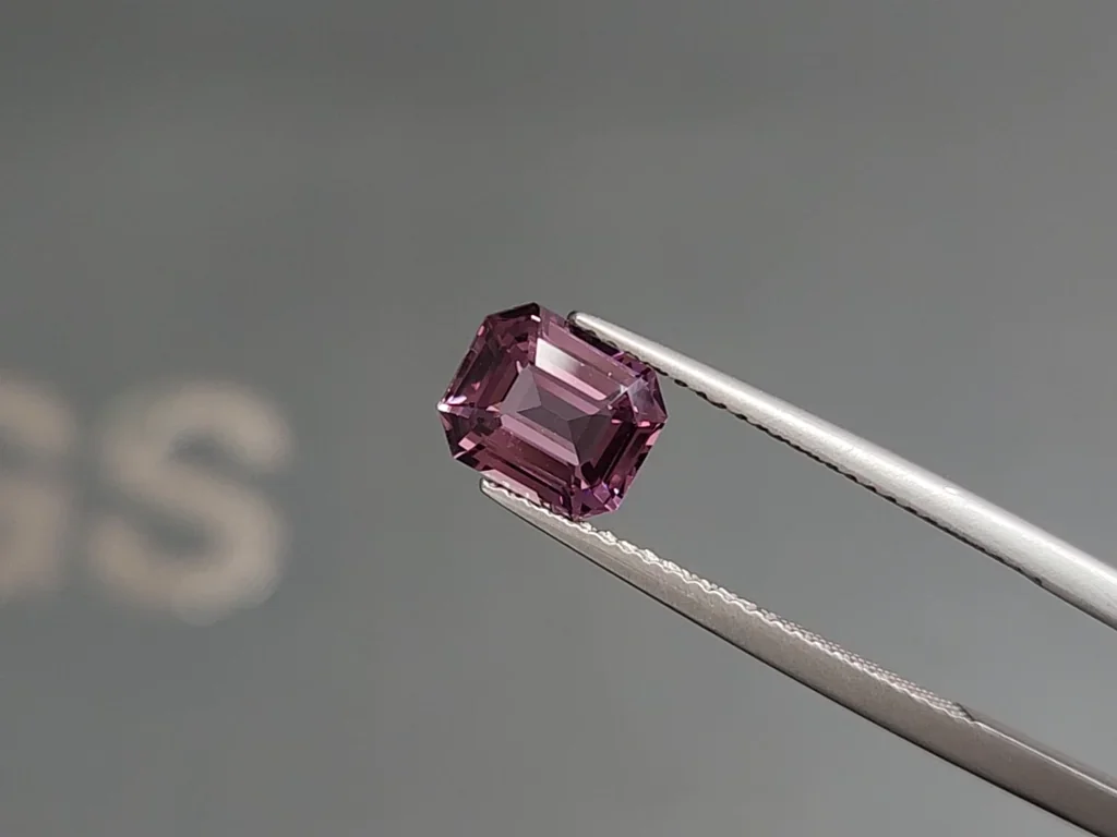 Espinela púrpura de talla octogonal de 2,03 carats, Tanzania Image №3