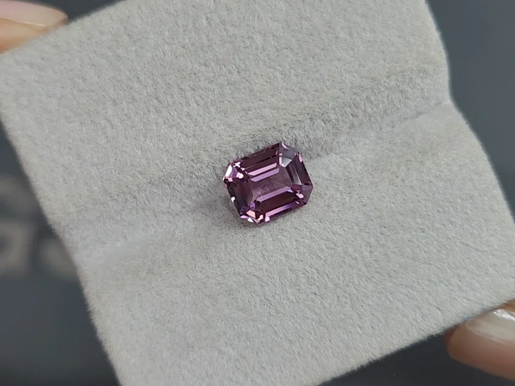 Espinela púrpura de talla octogonal de 2,03 carats, Tanzania Image №4