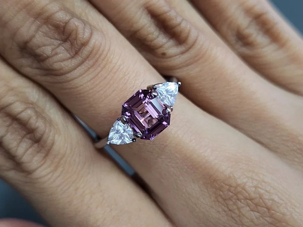 Espinela púrpura de talla octogonal de 2,03 carats, Tanzania Image №5