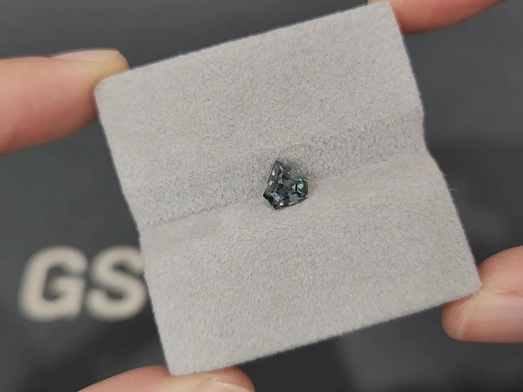 Unbehandelter, türkisfarbener saphir im fantasieschliff 1,02 karat, Madagaskar Image №4