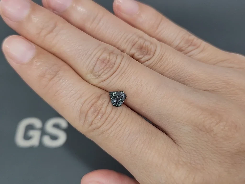 Unbehandelter, türkisfarbener saphir im fantasieschliff 1,02 karat, Madagaskar Image №2