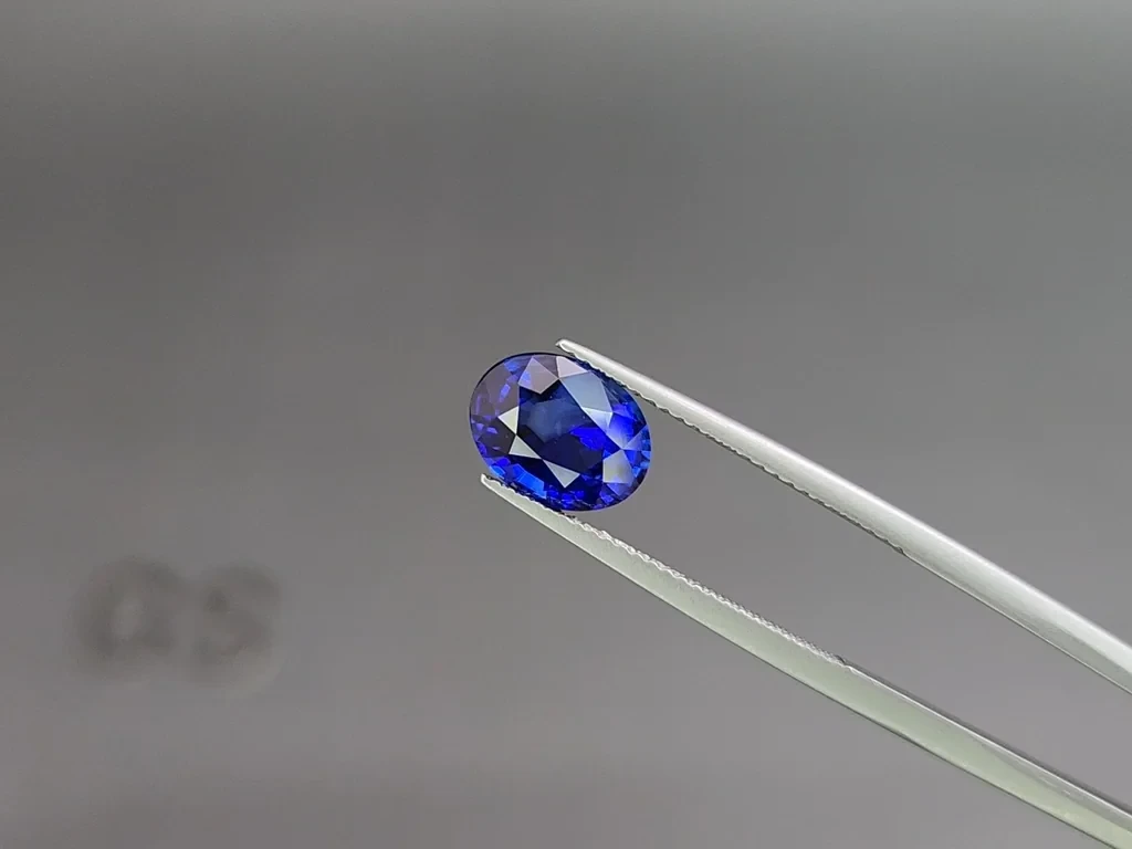 Sapphire Royal Blue oval cut 3.30 carats, Sri Lanka  Image №3