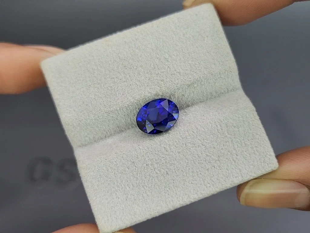 Sapphire Royal Blue oval cut 3.30 carats, Sri Lanka  Image №4
