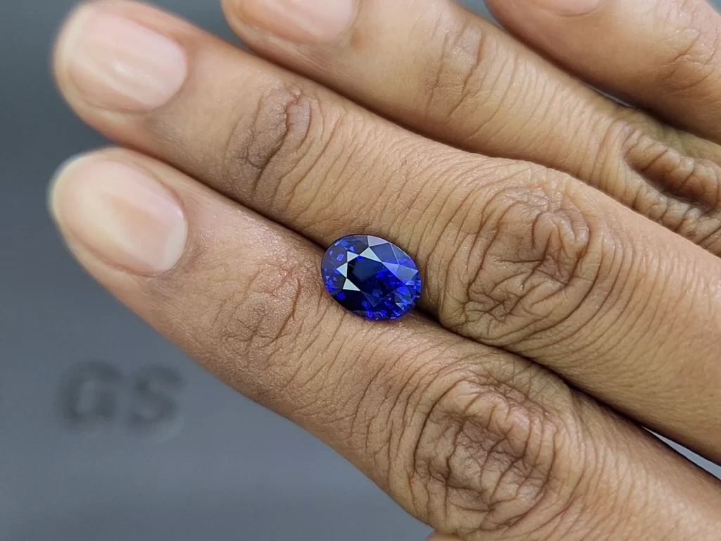 Sapphire Royal Blue oval cut 3.30 carats, Sri Lanka  Image №2