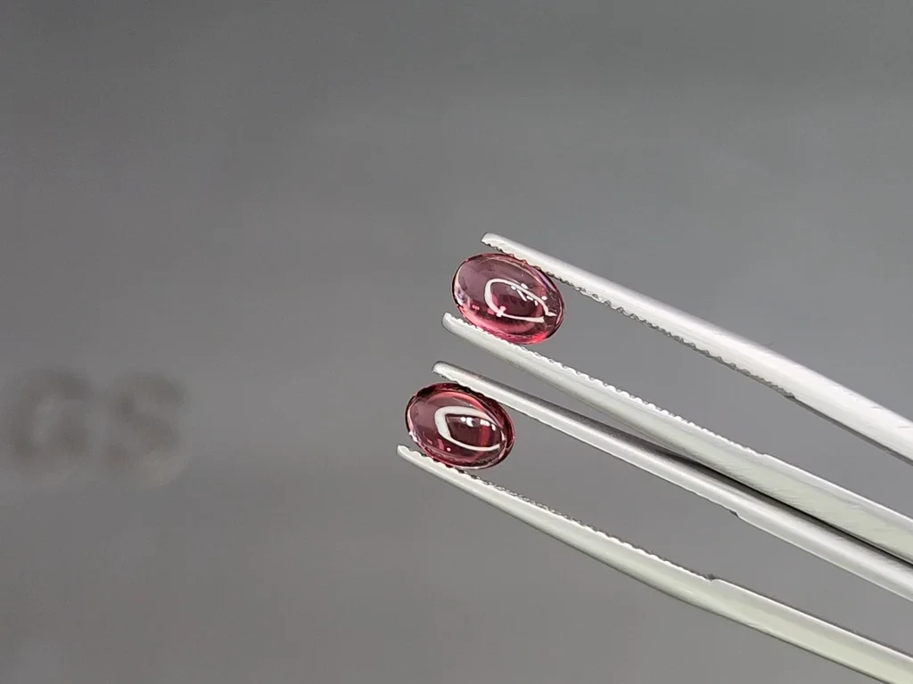 Pair of garnets rhodolite cabochon cut 1.95 carats, Madagascar Image №3