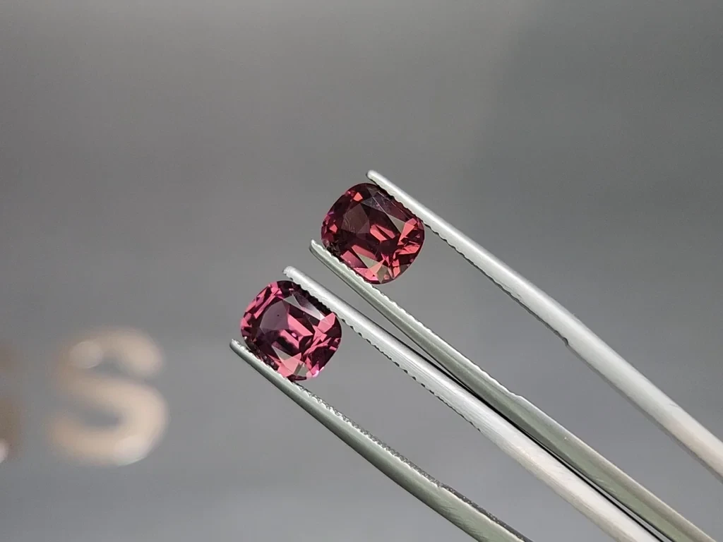 Pair of rhodolite garnets cushion cut 4.27 carats, Madagascar Image №3