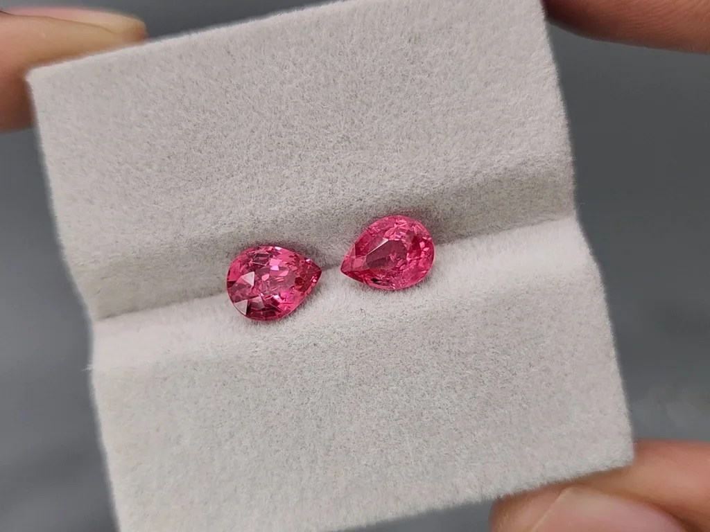 Paar neonrosa Mahenge-Spinelle im Birnenschliff, 2,29 ct, Tansania Image №4