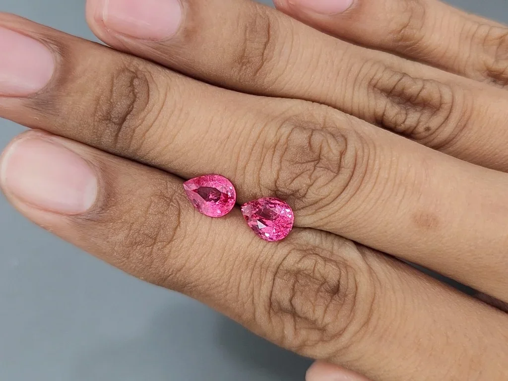 Par de espinelas Mahenge talla pera rosa neón 2.29ct, Tanzania Image №2