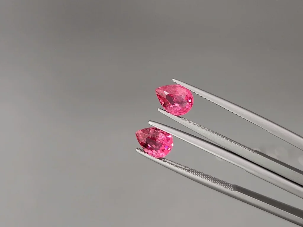 Par de espinelas Mahenge talla pera rosa neón 2.29ct, Tanzania Image №3