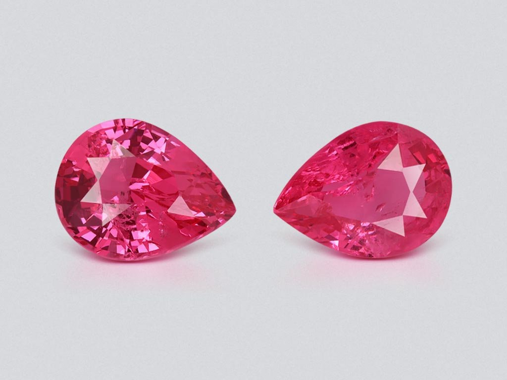 Paar neonrosa Mahenge-Spinelle im Birnenschliff, 2,29 ct, Tansania Image №1