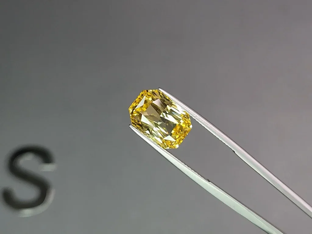 Untreated Golden yellow sapphire in radiant cut 11.19 carats, Sri Lanka Image №3