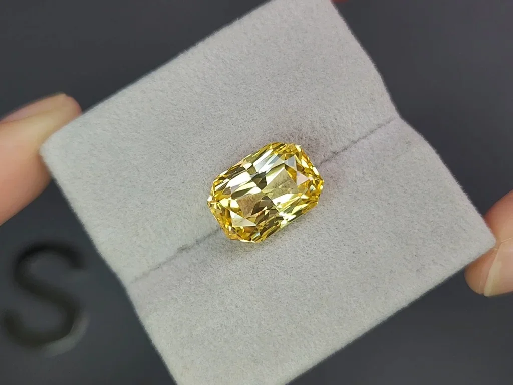 Untreated Golden yellow sapphire in radiant cut 11.19 carats, Sri Lanka Image №4